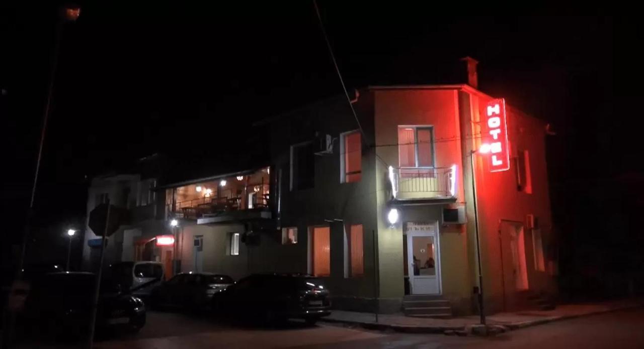 Семеен Хотел Лъки Byala Slatina 외부 사진